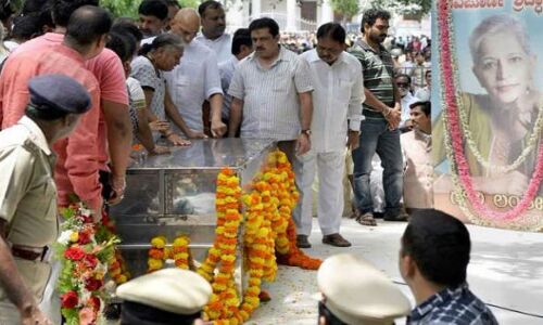 जान बचाने के लिए भागीं थीं लंकेश, लेकिन गिर गयीं चौखट पर