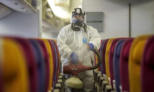 कोरोना का खौफ : प्लेन में पैसेंजर के छींकने से मचा हड़कंप, डर के मारे इमरजेंसी गेट से नीचे कूदा पायलट कोरोना का खौफ : प्लेन में पैसेंजर के छींकने से मचा हड़कंप, डर के मारे इमरजेंसी गेट से नीचे कूदा पायलट