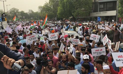 केजरीवाल के समर्थन में दिल्ली की जनता उतरी सड़कों पर और बीजेपी पहुंची बैकफुट पर