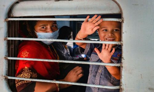 सुप्रीम कोर्ट ने मोदी सरकार से पूछा, मजदूरों के टिकट, भोजन का भुगतान कौन कर रहा?