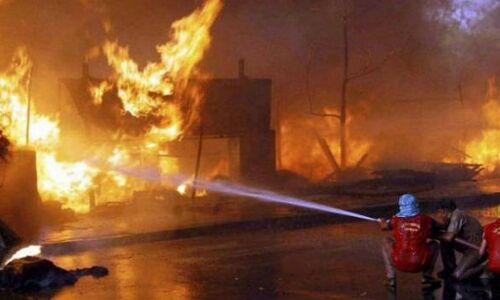 दिल्ली में प्लास्टिक फैक्ट्री में लगी आग, लगभग 2 दर्जन लोगों की मौत दिल्ली में प्लास्टिक फैक्ट्री में लगी आग, लगभग 2 दर्जन लोगों की मौत