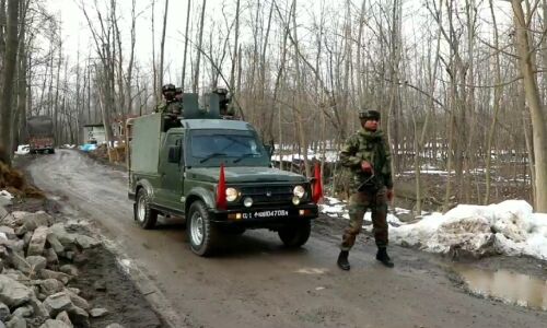 VIDEO : जम्मू-कश्मीर के अवंतीपोरा में आतंकियों और सुरक्षाबलों के बीच मुठभेड़, सेना के दो जवान घायल