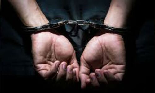 बेटी के बलात्कार में आरोपित पति ने कोर्ट में ही कर दिया पत्नी का मर्डर