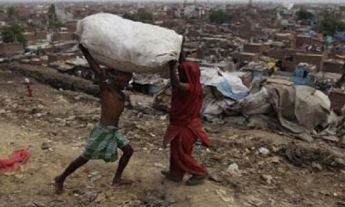 5 महीने के पोते को लेकर कबाड़ बेचने बिहार से झारखंड पहुंचा मुसहर परिवार, पर नहीं मिला खरीदार