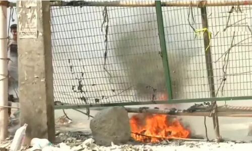 अभी-अभी : जनता कर्फ्यू के बीच शाहीन बाग में CAA प्रदर्शनस्थल के पास पेट्रोल बम फेंका गया!