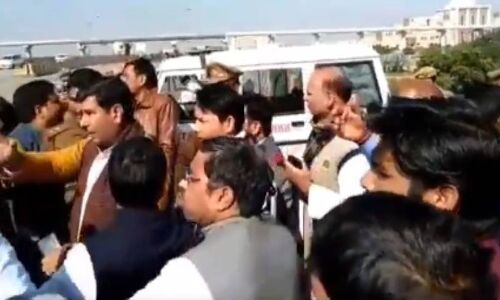 जेपी नड्डा के स्वागत समारोह में महिला सिपाही से अश्लील हरकत करते पकड़ा गया भाजपा कार्यकर्ता