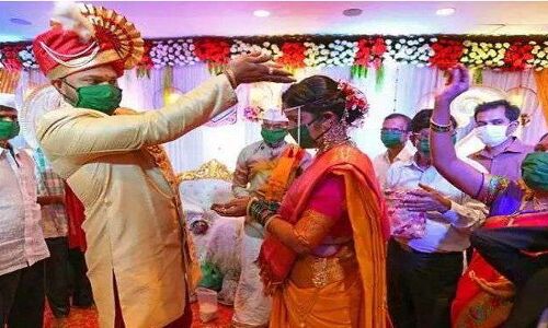 कोरोना का कहर : दूल्हा-दुल्हन ने मास्क पहनकर निभाई शादी की रस्में कोरोना का कहर : दूल्हा-दुल्हन ने मास्क पहनकर निभाई शादी की रस्में