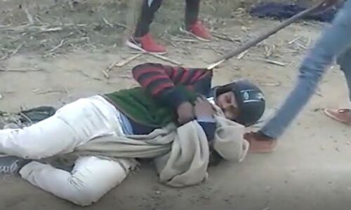 देखिए मुजफ्फरनगर में हिंदुत्ववादियों ने किस बेरहमी से पीटा दलित युवा को देखिए मुजफ्फरनगर में हिंदुत्ववादियों ने किस बेरहमी से पीटा दलित युवा को