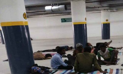 प्रवासी मजदूर यहां नहीं किसी का वोटबैंक, इसलिए सामान की तरह रख दिया कार पार्किंग में