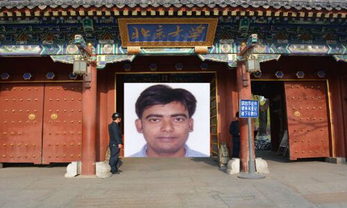 ढाबे में बर्तन मांजता था अब बीजिंग यूनिवर्सिटी में पढ़ाएगा