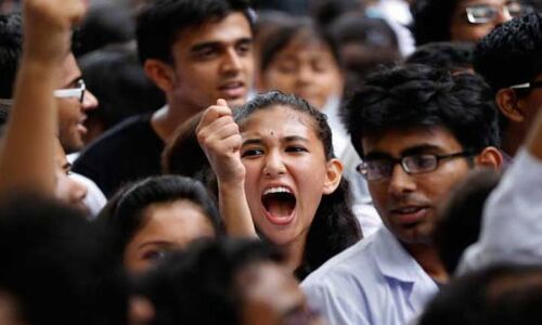 खतरे में मानवाधिकार के बीच युवा आबादी प्रजातंत्र की तुलना में निरंकुश सत्ता और सेना का करने लगी है ज्यादा समर्थन