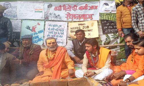 इलाहाबाद में CAA-NRC विरोधी प्रदर्शनकारी महिलाओं को मिला साधु-संतों का समर्थन