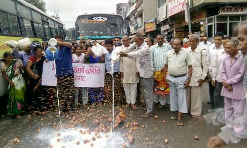 पहाड़ के किसानों ने सड़क पर दूध-सब्जी फेंक किया किसान विरोधी सरकारी नीतियों का बहिष्कार