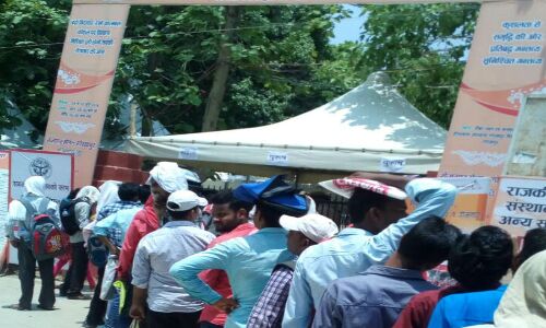 गोरखपुर में लगा बेरोजगार मेला, लेकिन भर्ती कंपनियां रहीं नदारद