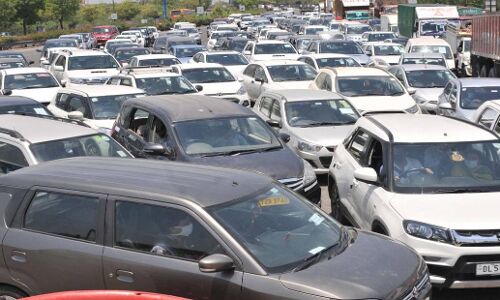 दिल्ली-गाजियाबाद बार्डर सील होने से भारी संकट, लगी वाहनों की लंबी लाइन