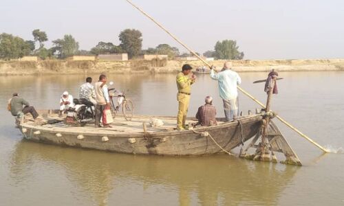 यूपी के भरवलिया गांव में 70 साल में न पुल बना, न बिजली पहुंची और न राशन की दुकान खुली