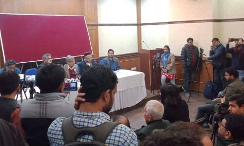 CAA-NRC के खिलाफ हो रहे प्रदर्शनों में योगी के इशारे पर हिंसा फैला रही है यूपी पुलिस : प्रशांत भूषण