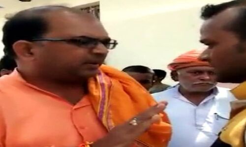 यूपी में प्रचार करने पहुंचे बीजेपी सांसद-विधायक को जनता ने दौड़ा-दौड़ा कर खदेड़ा