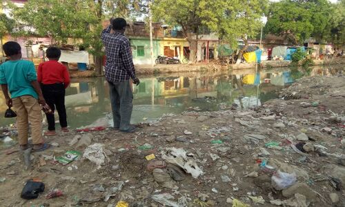 कानपुर शहर की दो दलित बस्तियों में 1500 लोगों के बीच एक भी शौचालय नहीं, बबूल का जंगल ही निपटान का एकमात्र आसरा
