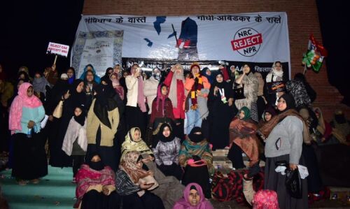 CAA : पुलिस ने मुनव्वर राना की बेटियों समेत 100 से अधिक प्रदर्शनकारी महिलाओं के खिलाफ दर्ज किया दंगा कराने का केस