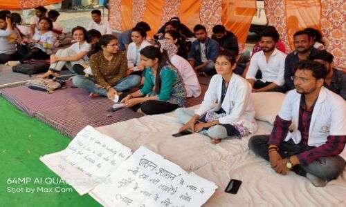 उत्तराखंड में हिमालयी आयुर्वेदिक मेडिकल कॉलेज के छात्र फीस वृद्धि के खिलाफ आमरण अनशन पर