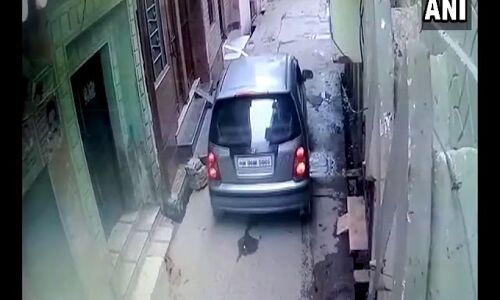 नवजात को दूसरे के घर के आगे रखकर भागने वाली महिला का वीडियो हुआ वायरल, पुलिस जुटी तलाश में