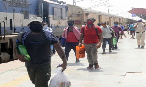 ट्रेनों में मरने का सिलसिला जारी, मुजफ्फरपुर स्टेशन पर 2 श्रमिक ट्रेनों से उतारे गए महिला और बच्चे के शव