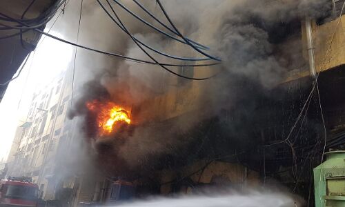 दिल्ली के जूता फैक्ट्री में लगी भीषण आग, किसी मजदूर के फंसे होने की पुष्टि नहीं दिल्ली के जूता फैक्ट्री में लगी भीषण आग, किसी मजदूर के फंसे होने की पुष्टि नहीं