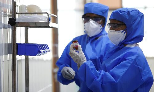 भारत में 5-6 दिनों में कोरोना वायरस के मामले लगभग दोगुने हुए, मृतकों की संख्या भी बढ़ी