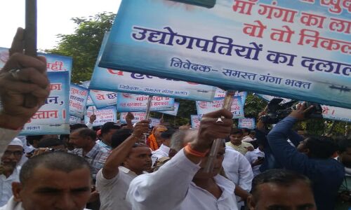 गंगा पुत्र जीडी अग्रवाल की मौत के खिलाफ बनारस में जोरदार प्रदर्शन