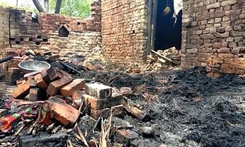 यूपी के कानपुर में फसल काटने गए किसान के घर लगी आग, 3 बच्चों की जलकर मौत