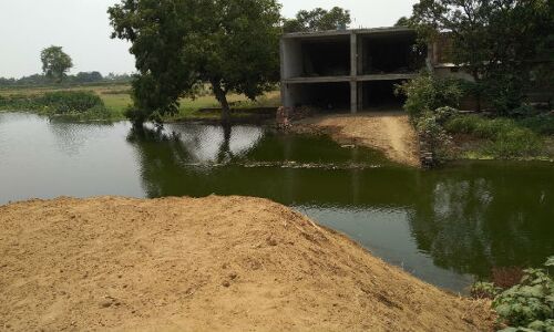 मुख्यमंत्री के शहर गोरखपुर में भू-माफिया कर रहा तालाब पर कब्जा, प्रशासन ने साधी चुप्पी