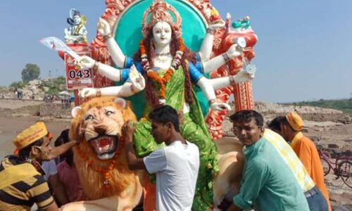 सूखाग्रस्त बांदा जिले में भाजपाइयों के नेतृत्व में 300 मूर्तियां हुईं केन नदी में विसर्जित, सुप्रीम कोर्ट के आदेश को दिखाया ठेंगा