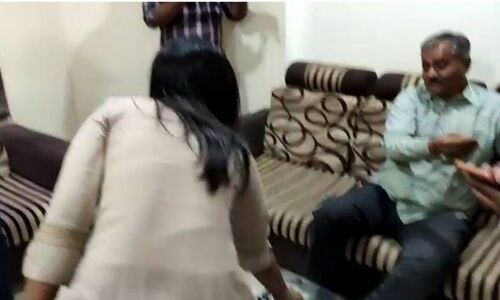 इस्तीफा देने वाले कांग्रेसी विधायक को महिला कार्यकर्ताओं ने पहनने के लिए दीं चूड़ियां