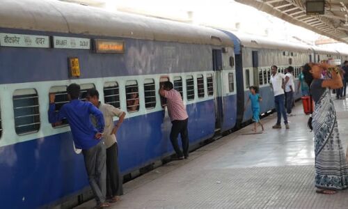 रेल मंत्री ने दी रेलवे अफसरों को वार्निंग, हुईं ट्रेनें लेट तो प्रमोशन पर लग सकता है ब्रेक