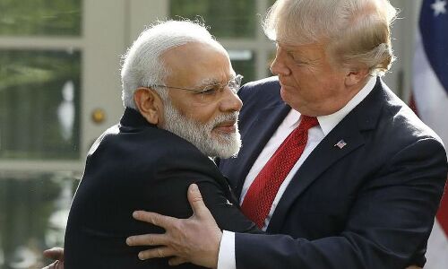 क्या कश्मीर पर अमेरिकी दबाव महसूस कर रही है मोदी सरकार?