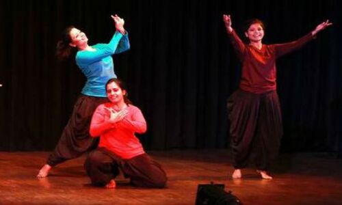 कला को मात्र पेट भरने का साधन बनाने का षड्यंत्र रचती सत्ता