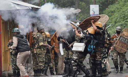 बेमियादी बंद के बीच पुलिस स्टेशन पर हमला, एक पुलिसकर्मी की मौत