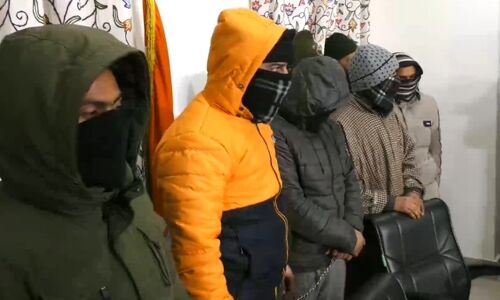 कश्मीर पुलिस ने जैश-ए-मोहम्मद के आतंकी मॉड्यूल का किया भंडाफोड़, पांच आतंकी गिरफ्तार, भारी मात्रा में विस्फोटक बरामद