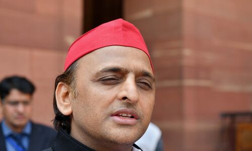 मजदूरों को लाठियां तो कोटा से रईसों के बच्चो के लिए बसें रवाना, अखिलेश ने पूछा - गरीबों को वापस लाने की क्या है योजना