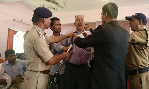 भगवा गुंडे आंदोलनकारी से बदतमीजी कर रहे थे और डीएम साहिबा मुस्करा रही थीं