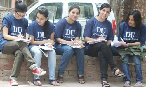 दिल्ली विश्वविद्यालय छात्रों से फीस लेता है या हफ्तावसूली करता है