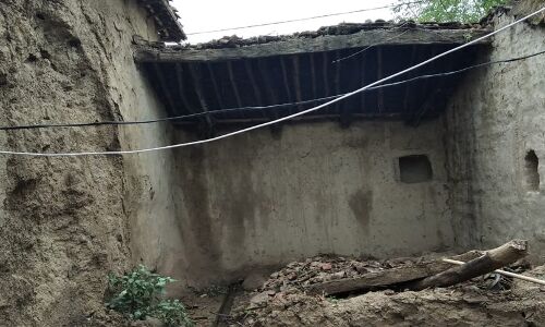 यूपी के प्रतापगढ़ में ओलावृष्टि और तूफान से तबाही, 500 से ज्यादा गांव प्रभावित यूपी के प्रतापगढ़ में ओलावृष्टि और तूफान से तबाही, 500 से ज्यादा गांव प्रभावित