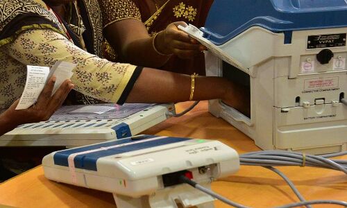 सुप्रीम कोर्ट ने दिया हर निर्वाचन क्षेत्र में 5 ईवीएम का वीवीपैट से मिलान आदेश