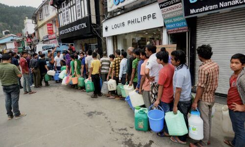 शिमला में भीषण जल संकट, लोगों ने किया सीएम हाउस के बाहर धरना-प्रदर्शन शिमला में भीषण जल संकट, लोगों ने किया सीएम हाउस के बाहर धरना-प्रदर्शन