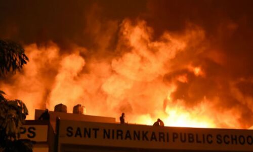 दिल्ली के रबर गोदाम में लगी भीषण आग अभी भी बेकाबू, मदद के लिए पहुंची एयरफोर्स दिल्ली के रबर गोदाम में लगी भीषण आग अभी भी बेकाबू, मदद के लिए पहुंची एयरफोर्स