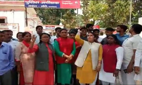 डिबेट में आई महिला सपा नेता की भाजपाइयों ने फाड़ी सदरी