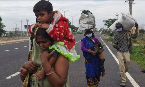 सपनों के शहरों से नाउम्मीद लौटे प्रवासी मजदूरों का छलका दर्द, कहा अब नहीं जायेंगे कभी लौटकर