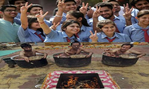 विज्ञान के टॉपर बच्चे और बारिश के लिए हवन करता देश