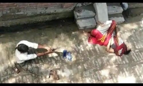 कासगंज में भाजपा नेता के रिश्तेदार ने महिला पर चलाई गोली, लोग बनाते रहे वीडियो कासगंज में भाजपा नेता के रिश्तेदार ने महिला पर चलाई गोली, लोग बनाते रहे वीडियो